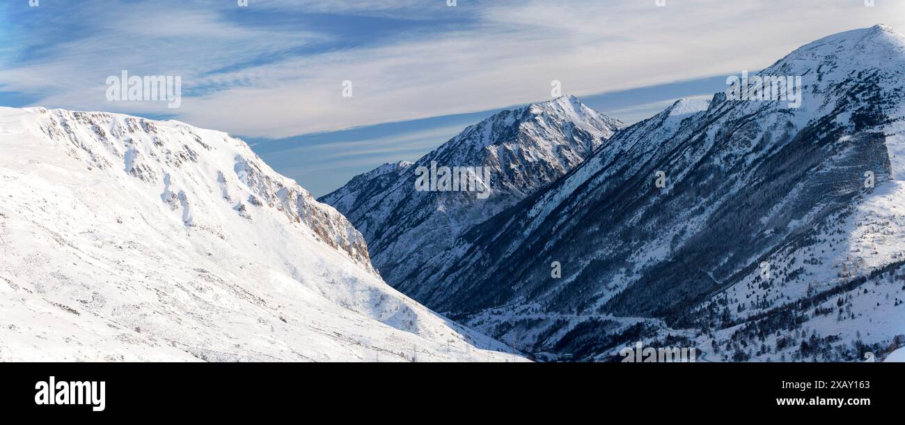 Vista panoramica delle montagne innevate dei Pirenei con il dipartimento dell'Ariège sulla sinistra e il dipartimento dei Pirenei orientali sulla Foto Stock