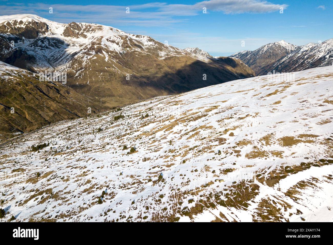 Vista aerea delle montagne innevate dei Pirenei con il dipartimento Ariège sul lato sinistro e il dipartimento Pirenei-Orientales sul banco Foto Stock