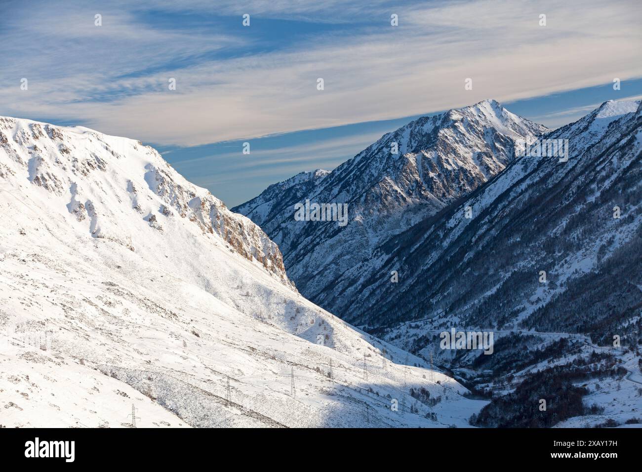 Vista aerea delle montagne innevate dei Pirenei con il dipartimento Ariège sul lato sinistro e il dipartimento Pirenei-Orientales sul banco Foto Stock