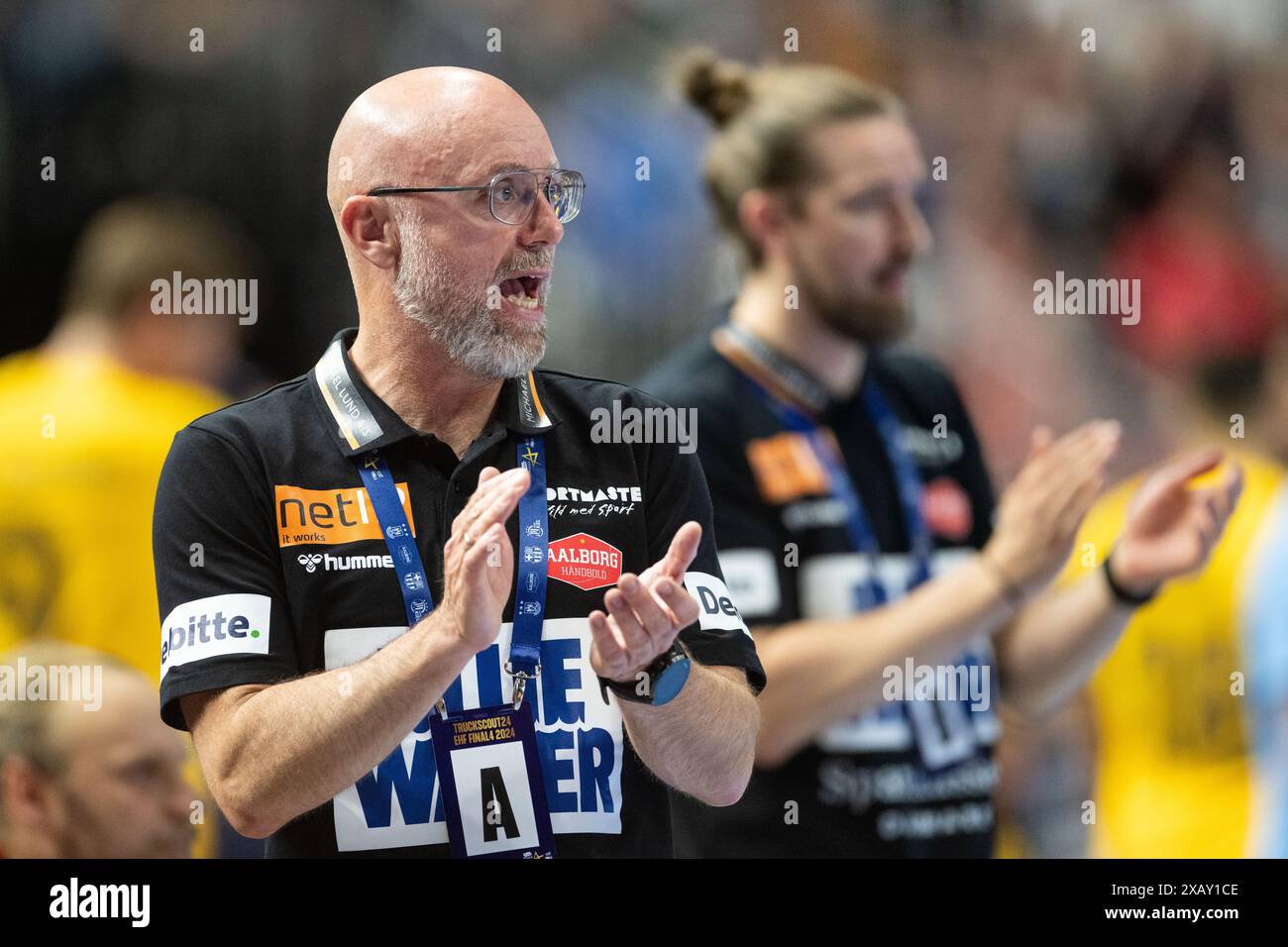 Colonia, Germania. 9 giugno 2024. Pallamano: Champions League, Aalborg HB - FC Barcelona, turno finale, finale quattro, finale, Lanxess Arena. L'allenatore di Aalborg Stefan Matsen gesticola la linea di contatto. Credito: Marius Becker/dpa/Alamy Live News Foto Stock