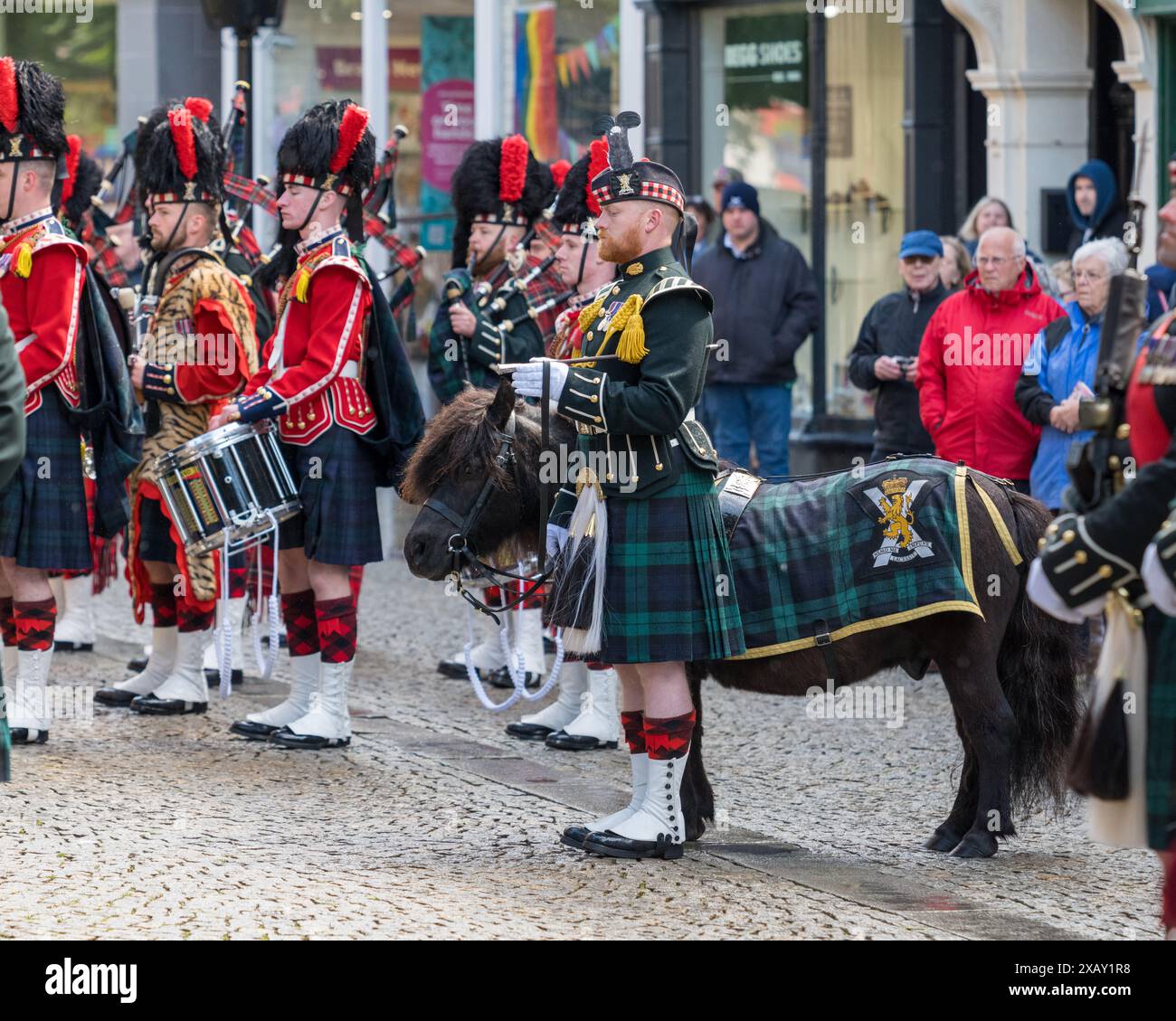 Elgin, Moray, Scozia, Regno Unito. 8 giugno 2024. Plainstones, High Street, Elgin, Moray, Scozia. Questa è la foto dalla seguente dichiarazione del Consiglio Moray - libertà di Moray per il Royal Regiment of Scotland la libertà di Moray deve essere conferita al Royal Regiment of Scotland (SCOTS) in una cerimonia a Elgin l'8 giugno 2024. In riconoscimento del loro servizio a Moray e alla nazione, la designazione come Freemen onorari di Moray conferisce il diritto di marciare con baionette fisse, bandiere che volano e pipe suonate. Crediti: JASPERIMAGE/Alamy Live News Foto Stock