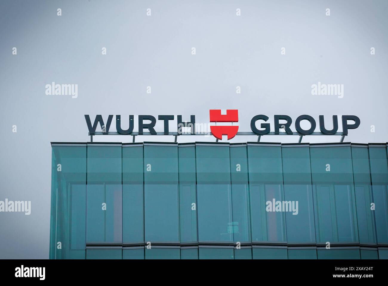 Würth Group, Gebäude, modernes Design, Glasfassade, Hauptsitz, internationales Unternehmen, Bau- und Montagebedarf, weltweit tätig, Rorschach, Schweiz, FFS CFF FFS, Bahnhof, regionale Wirtschaft, bedeutender Arbeitgeber, innovative Lösungen, Logistik, 1987, Geschäftsbereich, Vertrieb, Handelsunternehmen, geschäftliches Zentrum, Industriestandort. *** Gruppo Würth, edificio, design moderno, facciata in vetro, sede centrale, società internazionale, requisiti di costruzione e assemblaggio, attiva a livello mondiale, Rorschach, Svizzera, FFS FFS FFS FFS FFS CFF, stazione ferroviaria, economia regionale, principale datore di lavoro, innovazione s Foto Stock