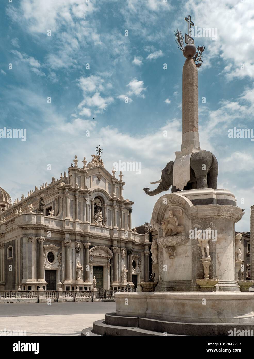 Piazza Duomo: Il monumento con l'elefante e la cattedrale di Sant'Agata, Catania, Sicilia, Italia Foto Stock