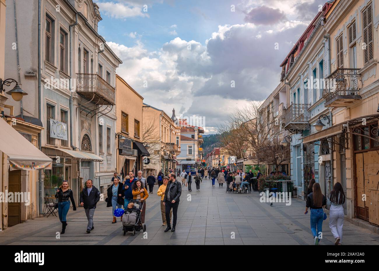 Bitola, Macedonia del Nord - 16 marzo 2024: Vista serale di Shirok Sokak, la trafficata strada pedonale nel centro della città. Foto Stock