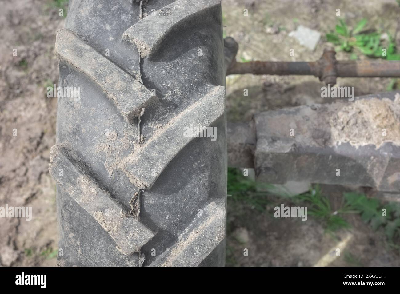 Foto ravvicinata del battistrada di uno pneumatico del trattore, messa a fuoco selettiva. Foto Stock