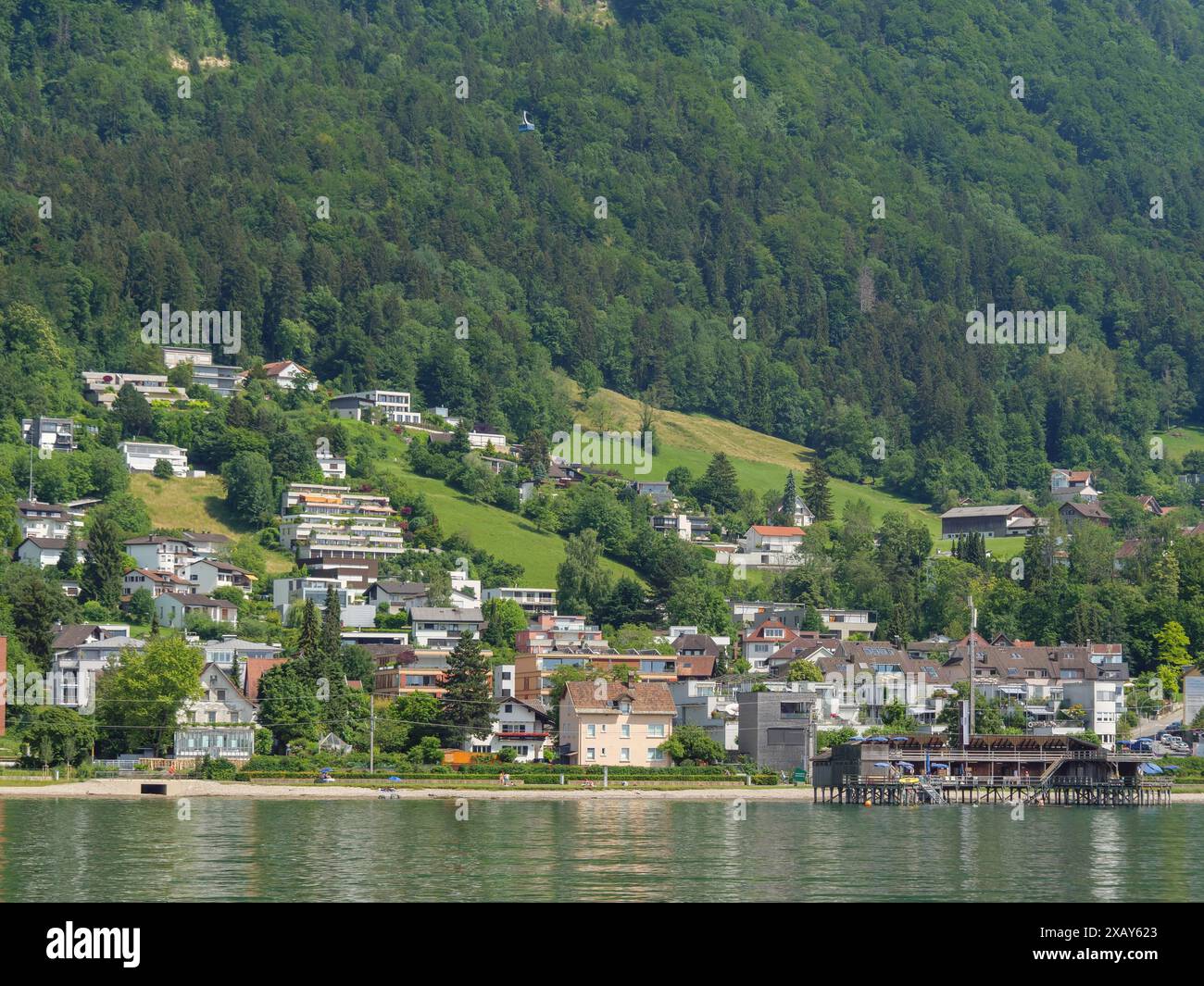 Case su una collina verde ai margini di una foresta, sulla riva di un lago, Lindau, lago di Costanza, Germania Foto Stock