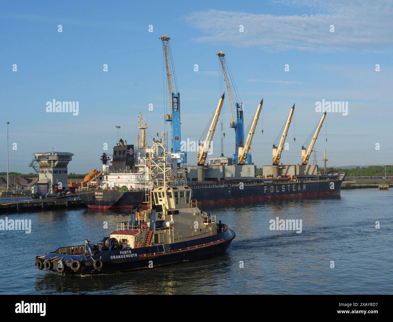 Porto con grandi navi e gru, atmosfera tranquilla, cielo blu, Newcastle, Inghilterra, gran Bretagna Foto Stock