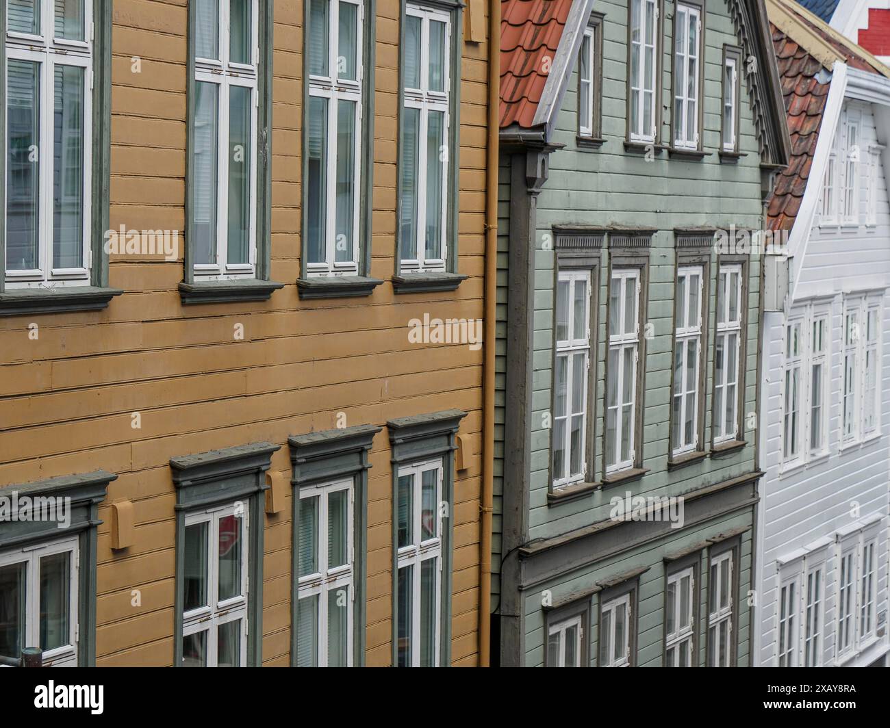 Città vecchia con facciate in legno e finestre classiche in diversi colori e stili, stavanger, norvegia Foto Stock