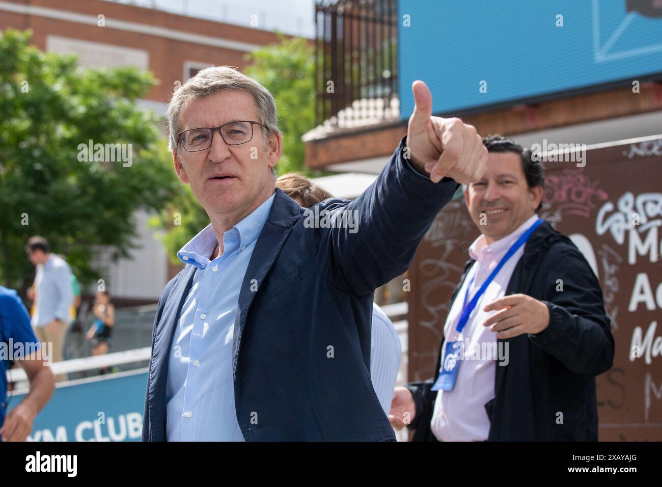 Madrid, Spagna. 9 giugno 2024. Alberto Nuñez Feijoo, presidente del Partito Popolare, gesta in una scuola di Madrid dopo aver esercitato il suo diritto di voto. Alberto Nuñez Feijoo, presidente del Partito Popolare, votò intorno alle 11:00 all'IES Ramiro de Maeztu di Madrid per le elezioni del Parlamento europeo. Credito: SOPA Images Limited/Alamy Live News Foto Stock