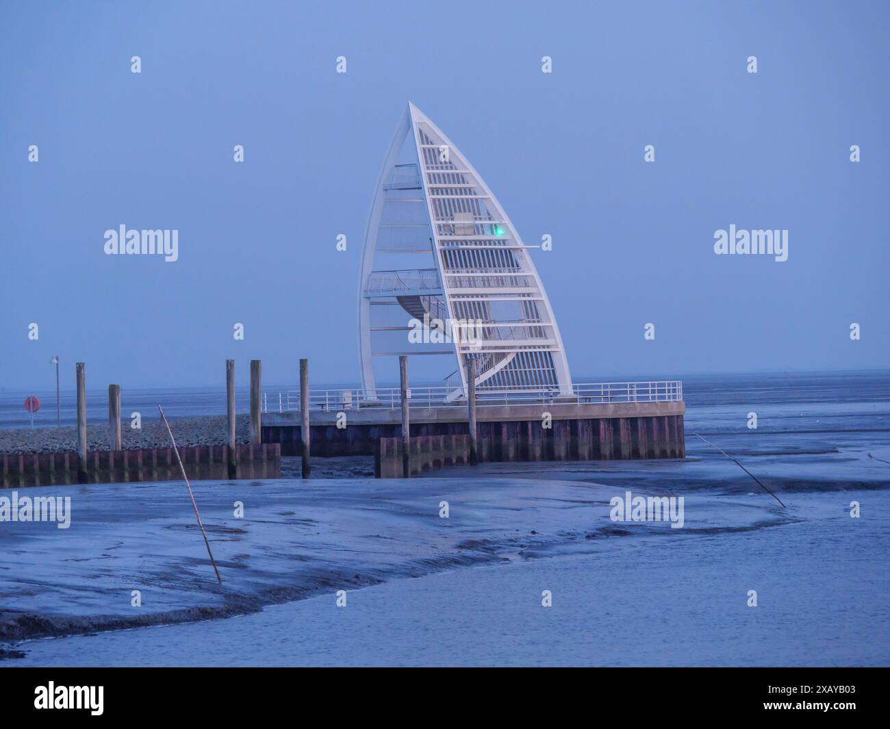 Edificio futuristico nel porto al crepuscolo con mare calmo, juist, frisia orientale, Germania Foto Stock