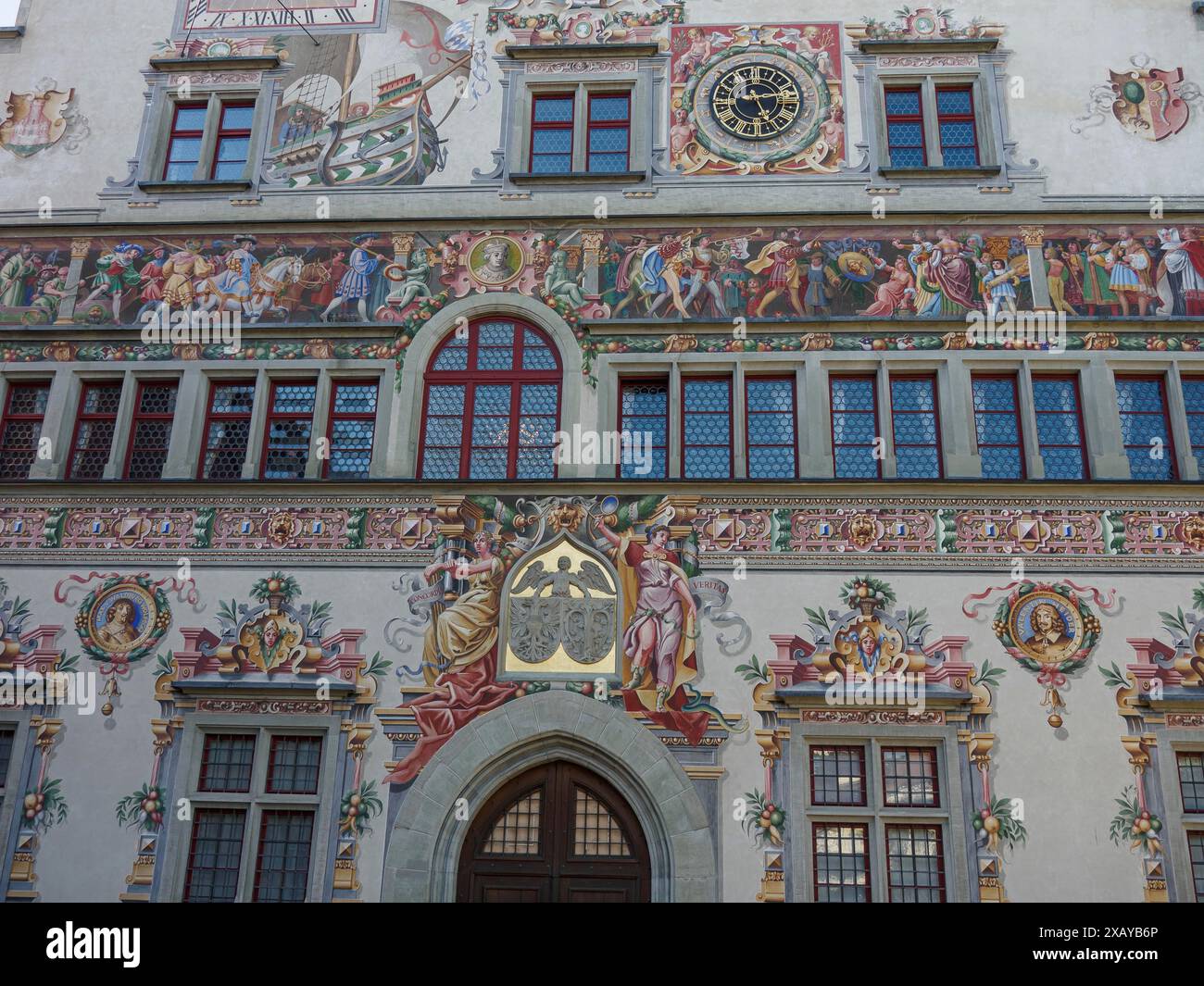 Facciata storica decorata artisticamente con murales e orologio, Lindau, Baviera, Germania Foto Stock