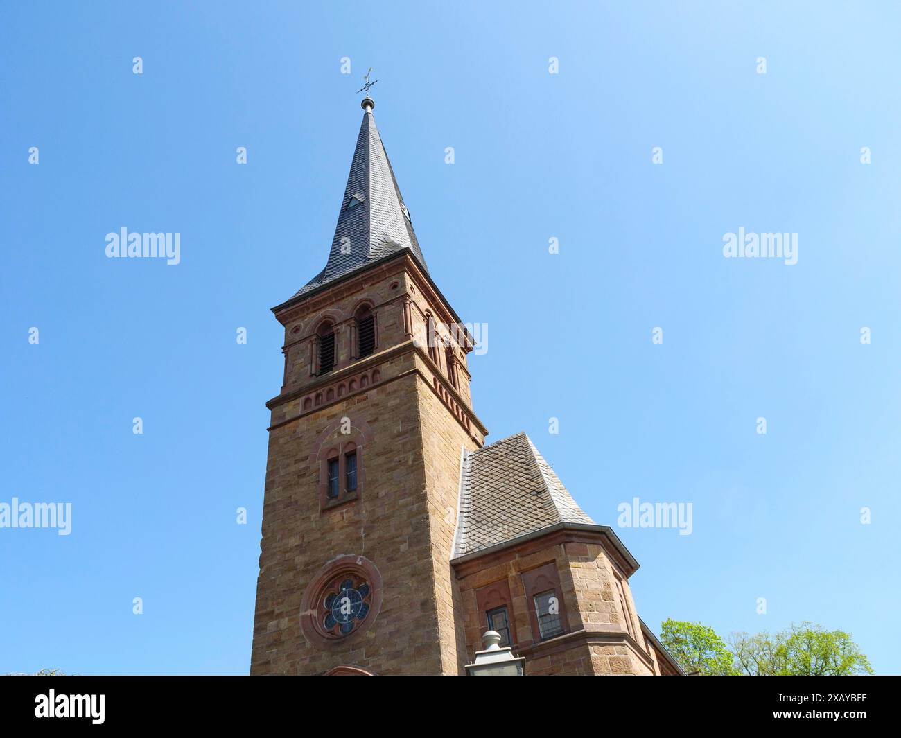 Primo piano di una storica torre di una chiesa sotto un cielo azzurro limpido in una giornata di primavera di sole, Saarburg, Germania Foto Stock