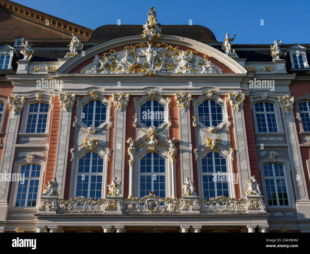 Edificio storico con una facciata riccamente decorata e molte finestre, Treviri, Germania Foto Stock