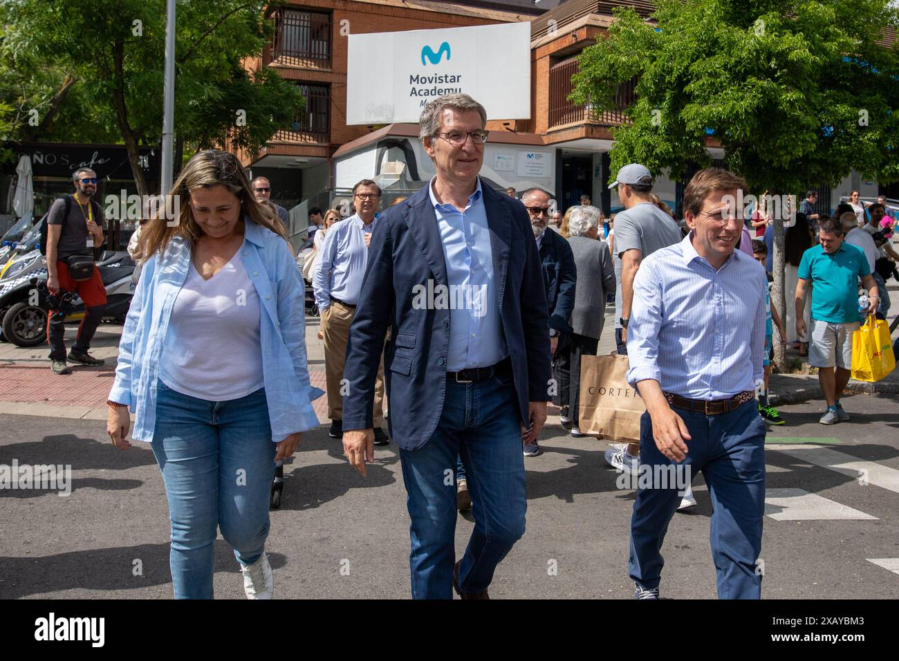 Madrid, Spagna. 9 giugno 2024. Alberto Nuñez Feijoo (C), presidente del Partito Popolare visto in una scuola di Madrid dopo aver esercitato il suo diritto di voto. Alberto Nuñez Feijoo, presidente del Partito Popolare, votò intorno alle 11:00 all'IES Ramiro de Maeztu di Madrid per le elezioni del Parlamento europeo. (Foto di David Canales/SOPA Images/Sipa USA) credito: SIPA USA/Alamy Live News Foto Stock