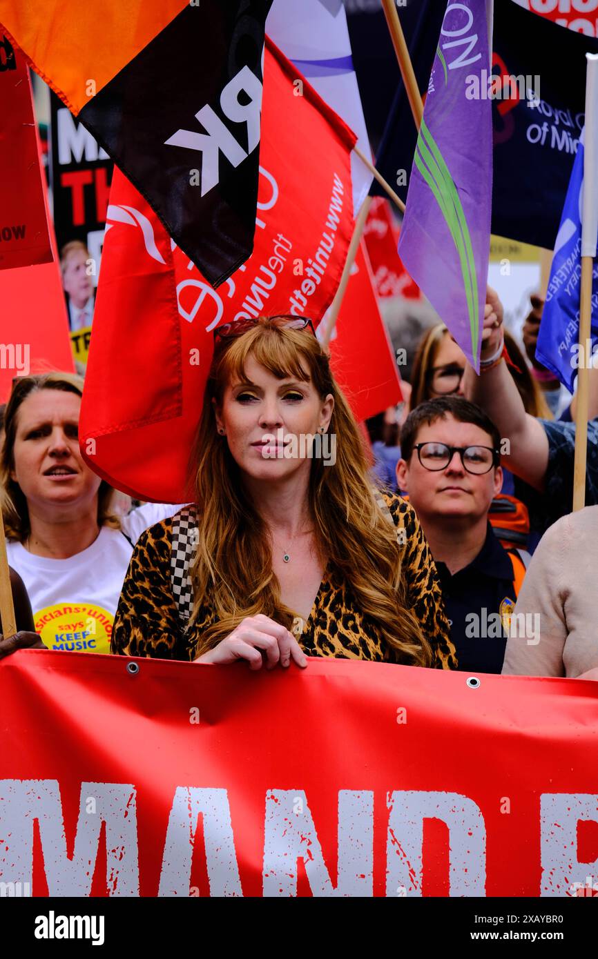 Londra, Regno Unito. 18 giugno 2022. Angela Rayner marcia con i sostenitori del Partito Laburista al Regno Unito ha bisogno di una protesta Payrise. Marchio di credito Lear/Alamy Foto Stock