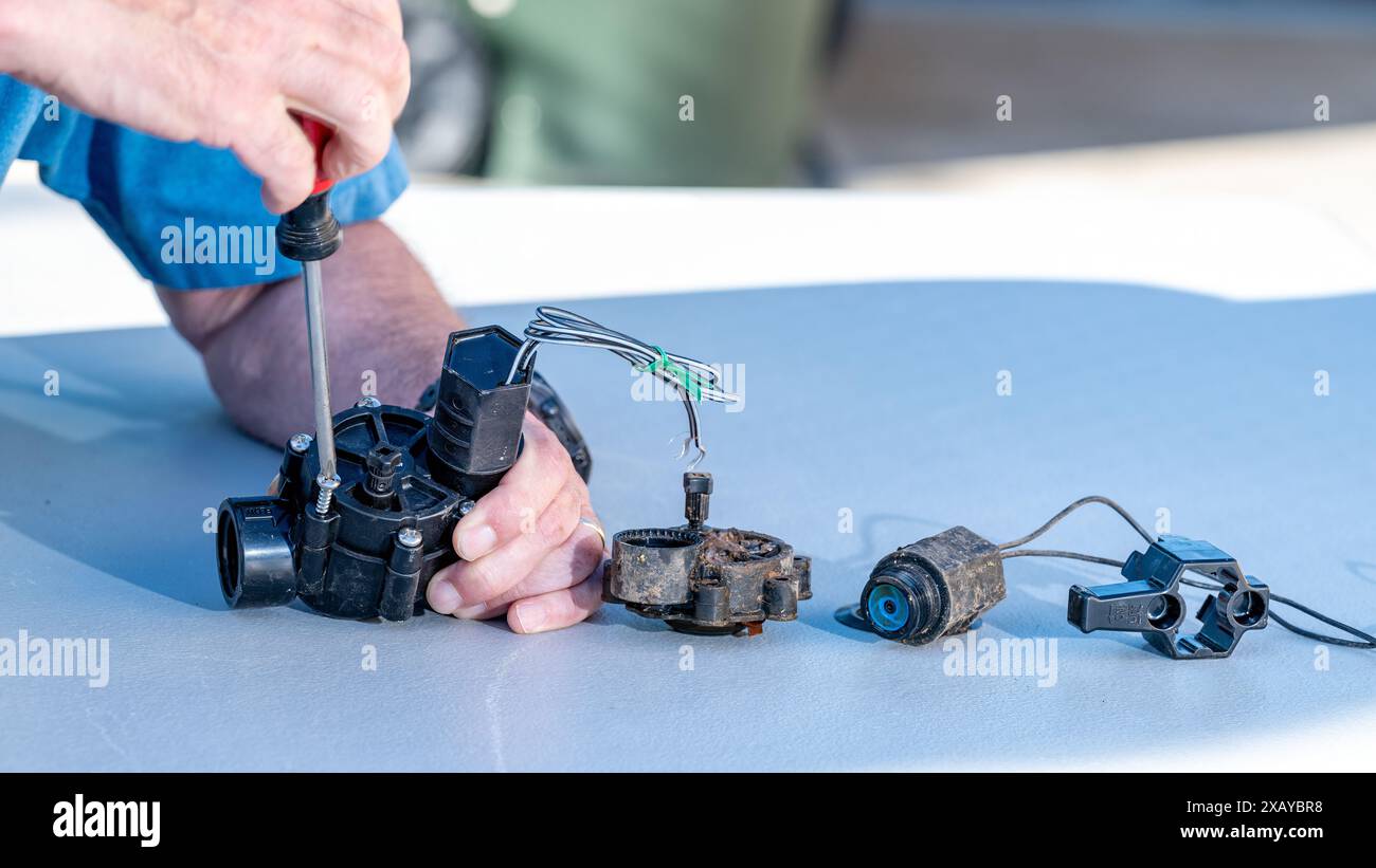 Valvola automatizzata per un impianto sprinkler su cui si sta lavorando Foto Stock