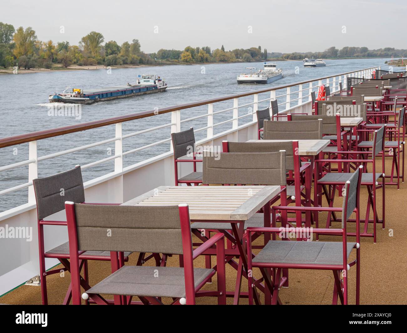 Il ponte di una nave con tavoli e sedie vuoti sul fiume offre una vista tranquilla su Duesseldorf, Renania settentrionale-Vestfalia, GERMANIA Foto Stock