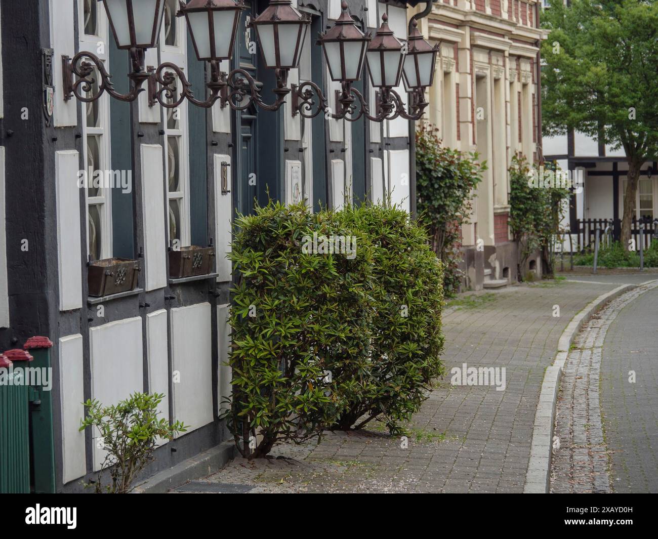Una strada della città vecchia con case a graticcio e lanterne storiche crea un'atmosfera nostalgica, Herten, Renania settentrionale-Vestfalia, Germania Foto Stock