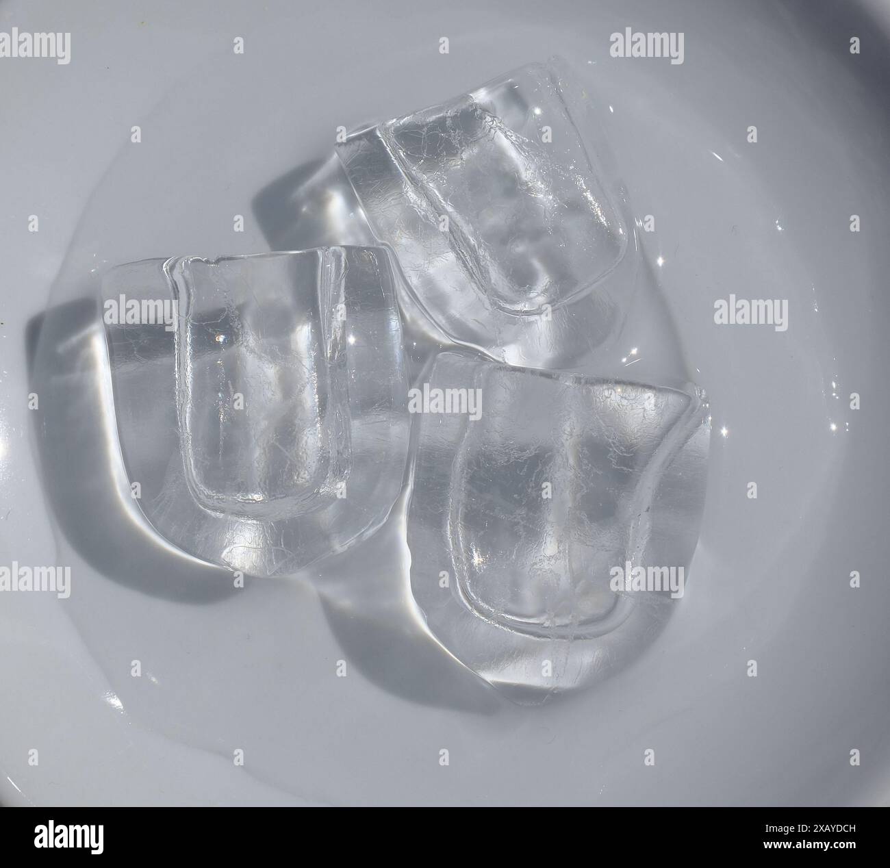 pezzi di ghiaccio su un piatto Foto Stock