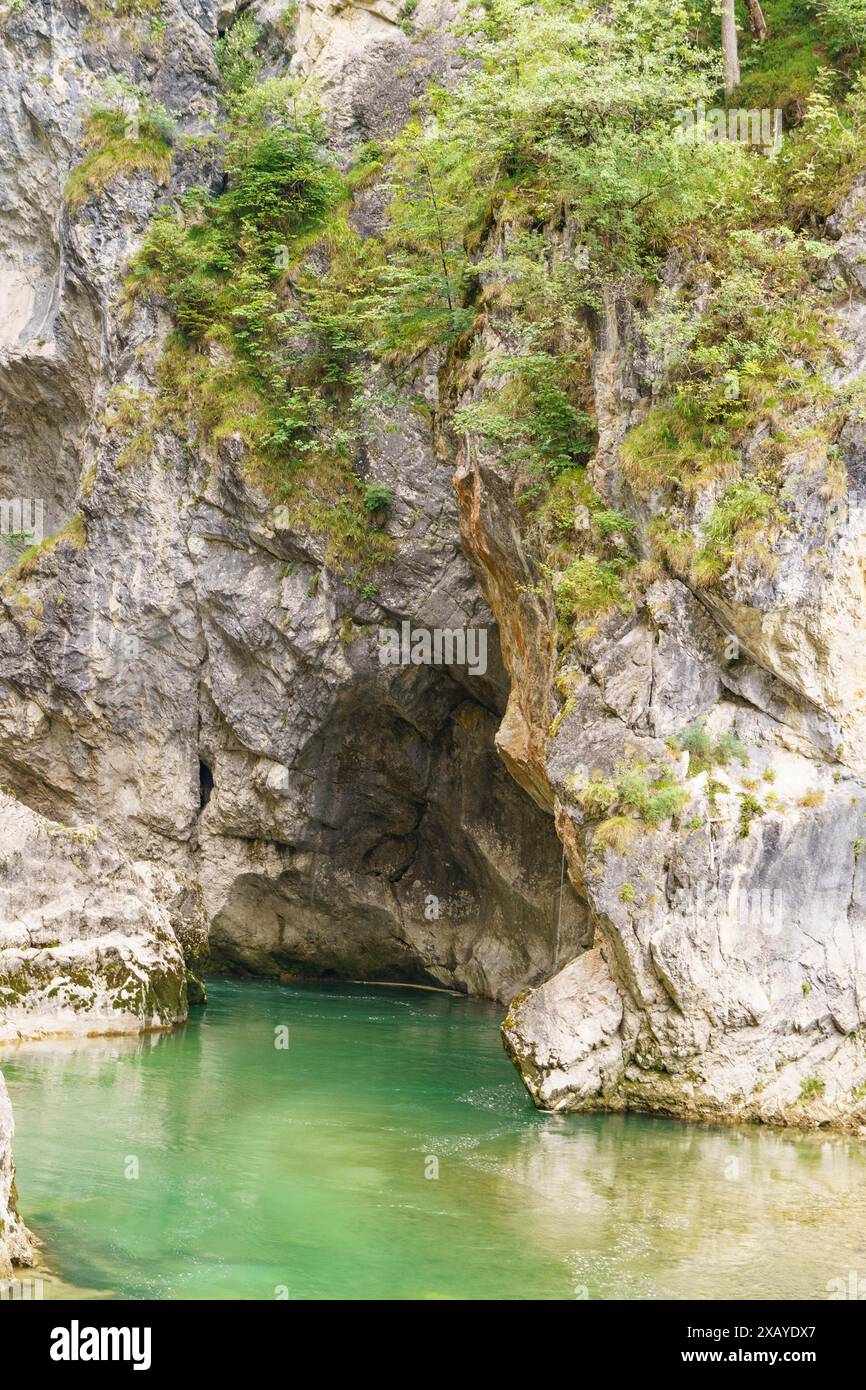 Una stretta gola con un limpido fiume color turchese e alte pareti rocciose circondate dal verde, Gosau, Austria Foto Stock