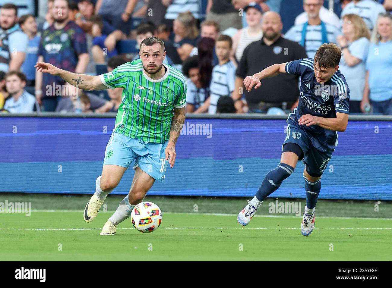 Kansas City, Kansas, Stati Uniti. 8 giugno 2024. L'attaccante dei Seattle Sounders Jordan Morris (13) e il difensore dello Sporting Kansas City Jake Davis (17) inseguono il pallone al Children's Mercy Park di Kansas City, Kansas. David Smith/CSM/Alamy Live News Foto Stock