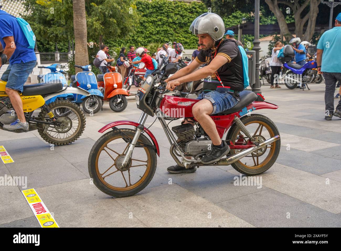 Uomo alla guida di una classica Derbi Rabasa ad una riunione annuale di motociclette Classic a Mijas, Andalusia, Spagna. Foto Stock