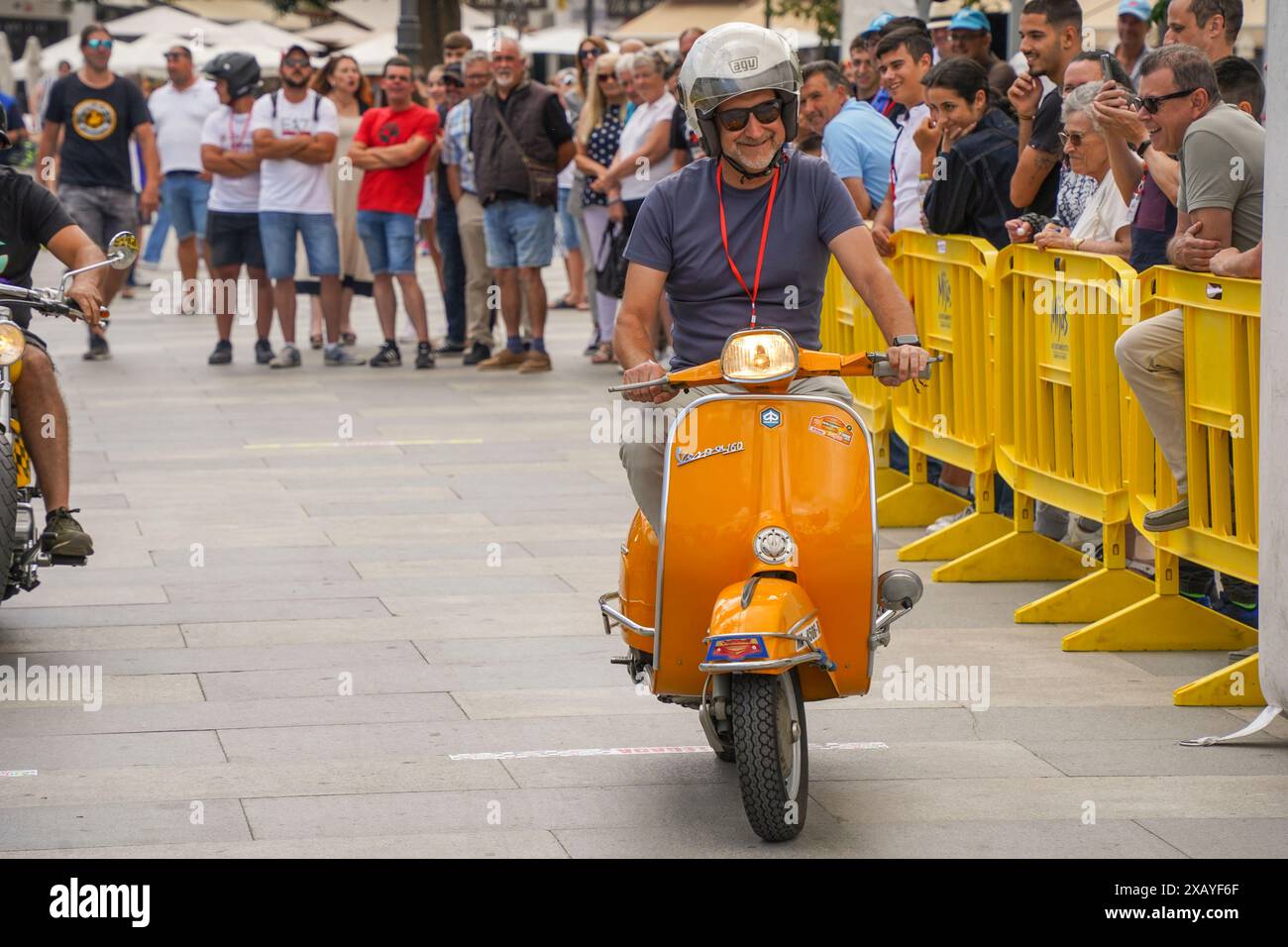 Uomo alla guida di una Vespa classica a un incontro annuale di motociclette Classic a Mijas, Andalusia, Spagna. Foto Stock