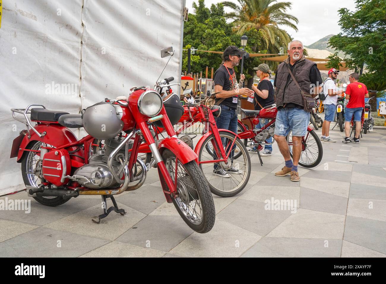 Fila di motociclette classiche in mostra in occasione di un incontro annuale di motociclette classiche a Mijas, Andalusia, Spagna. Foto Stock