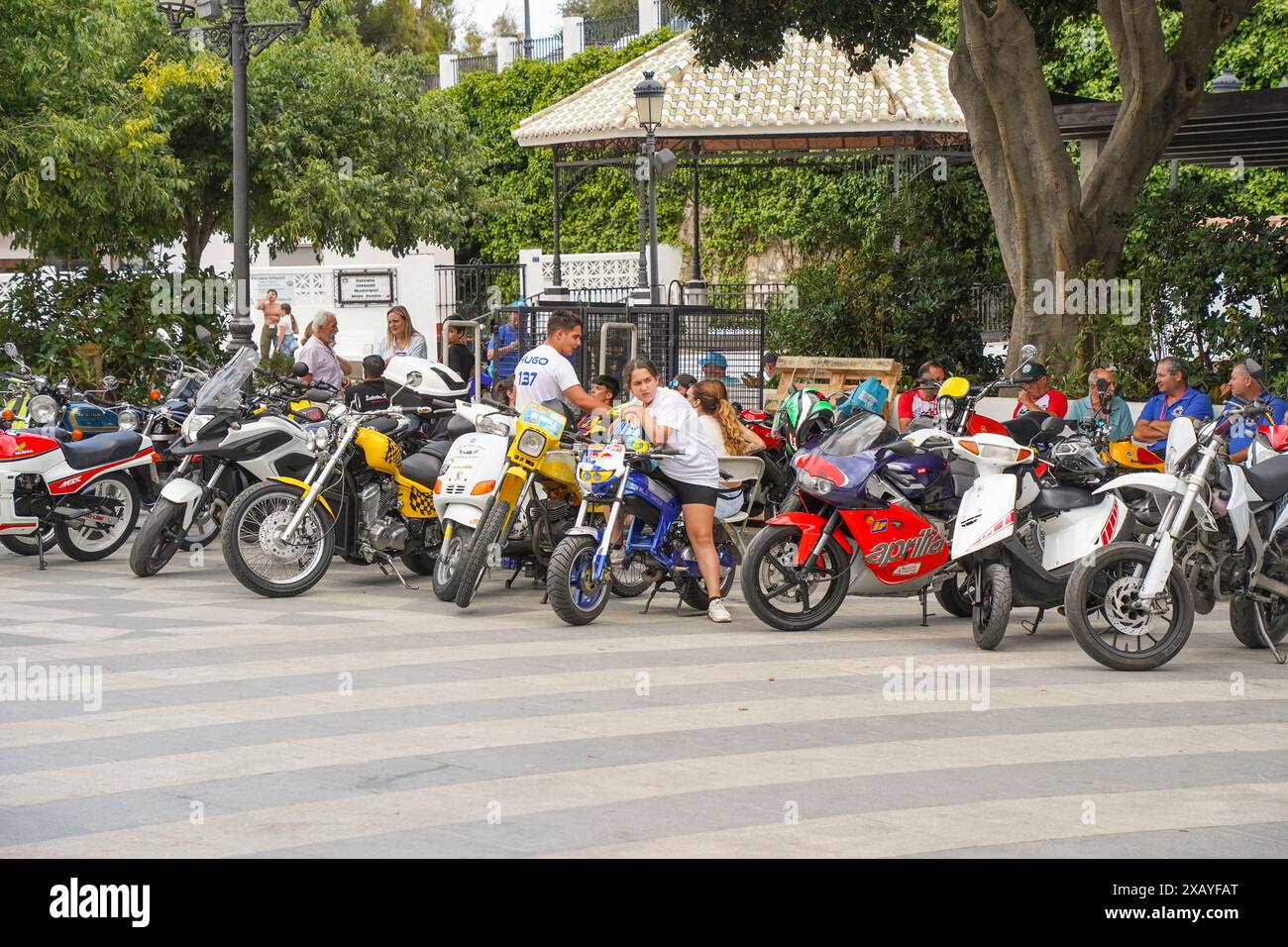 Fila di motociclette classiche in mostra in occasione di un incontro annuale di motociclette classiche a Mijas, Andalusia, Spagna. Foto Stock