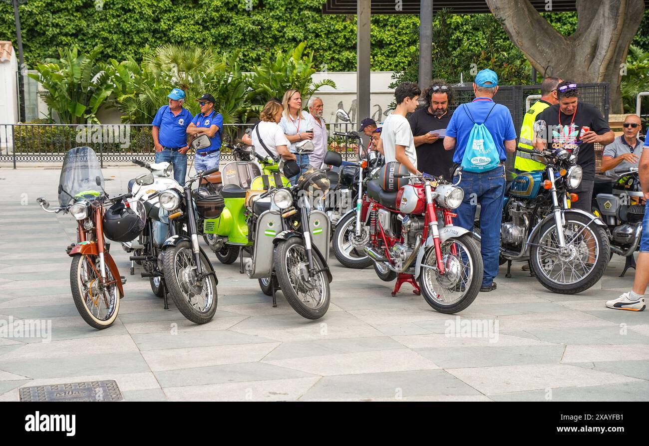 Fila di motociclette classiche in mostra in occasione di un incontro annuale di motociclette classiche a Mijas, Andalusia, Spagna. Foto Stock
