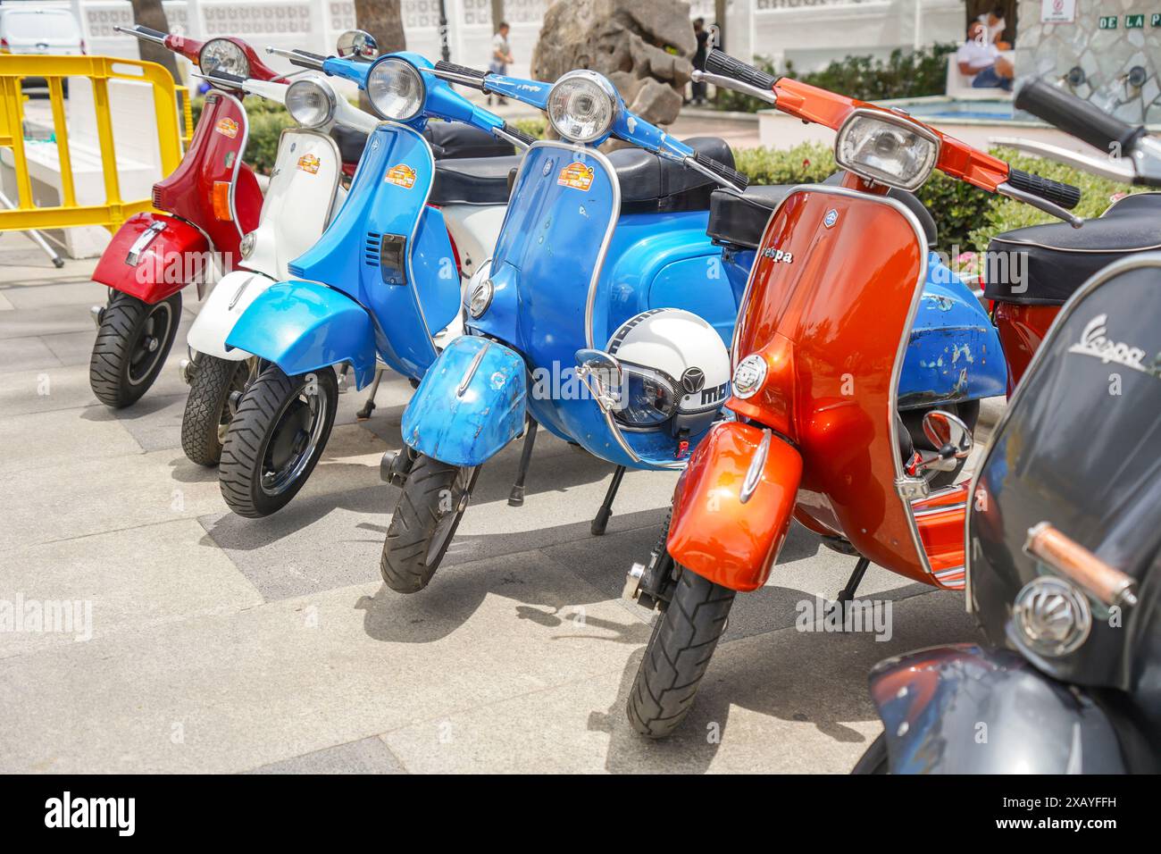 Fila di scooter Vespa classici in mostra in occasione di un incontro annuale di motociclette classiche a Mijas, Andalusia, Spagna. Foto Stock