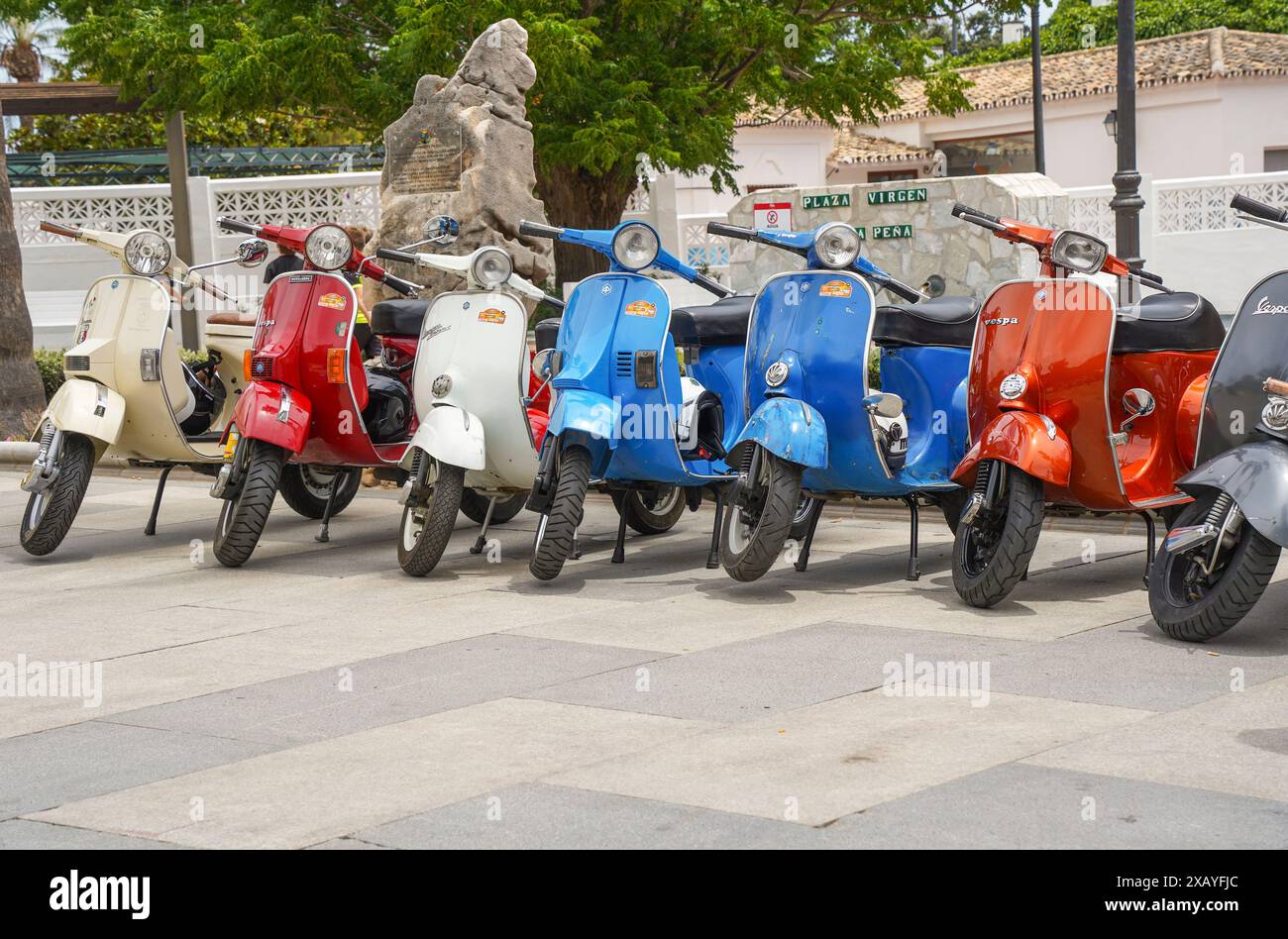 Fila di scooter Vespa classici in mostra in occasione di un incontro annuale di motociclette classiche a Mijas, Andalusia, Spagna. Foto Stock