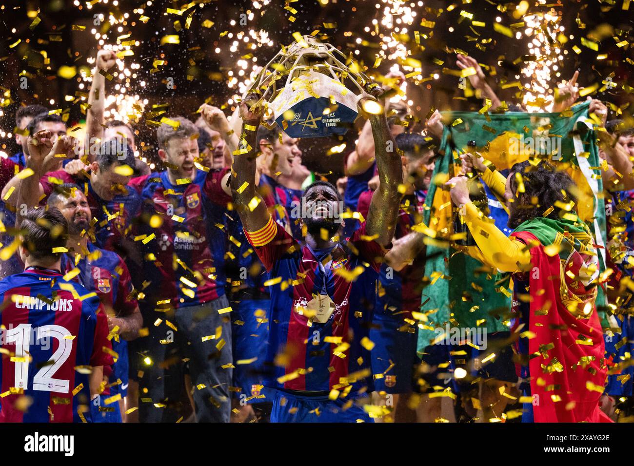 Colonia, Germania. 9 giugno 2024. Pallamano: Champions League, Aalborg HB - FC Barcelona, Final Round, Final Four, Final Arena. Il Dika Mem di Barcellona festeggia con il trofeo. Credito: Marius Becker/dpa/Alamy Live News Foto Stock