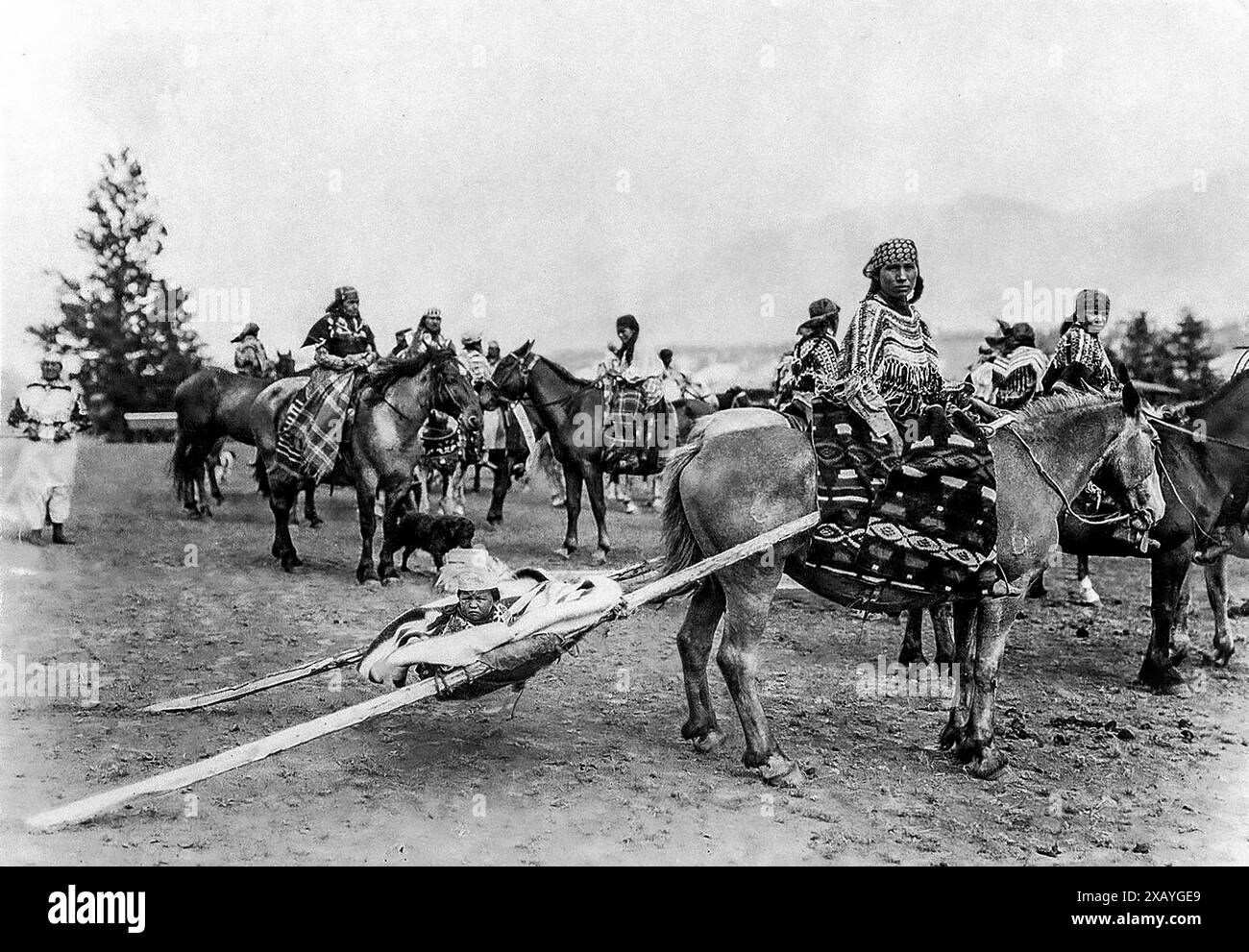 Trasporto di bambini nativi americani; Travois sul lago Windemere. Foto Stock