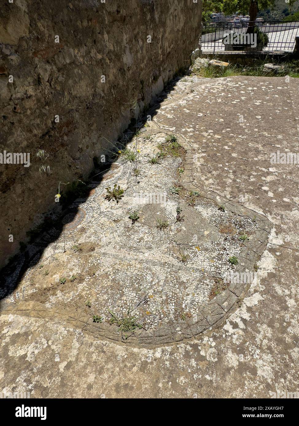 Dall'antichità sono conservate parti del mosaico del pavimento della chiesa predecessore Basilica di Sybrita ora all'esterno della storica chiesa di Panagia Throniotissa Foto Stock