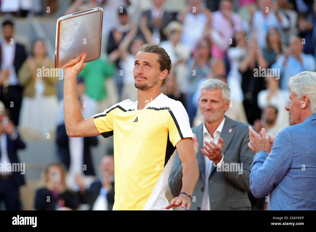 Roland Garros, Parigi, Francia. 9 giugno 2024. Torneo di tennis Open di Francia 2024, giorno 15; Alexander Zverev (GER) solleva i secondi classificati del singolare maschile dopo la sua sconfitta per 5 set contro Carlos Alcaraz (ESP) credito: Action Plus Sports/Alamy Live News Foto Stock