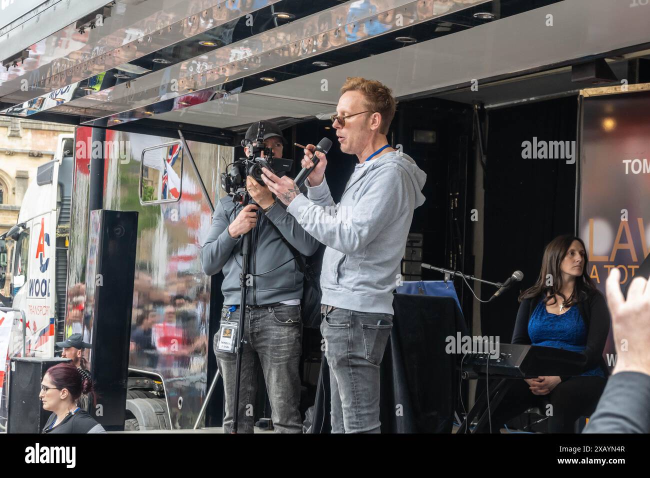 WESTMINSTER INGHILTERRA - 1 giugno 2024: Laurence Fox parla a marzo per l'Inghilterra e contro il raduno di polizia a due livelli Foto Stock