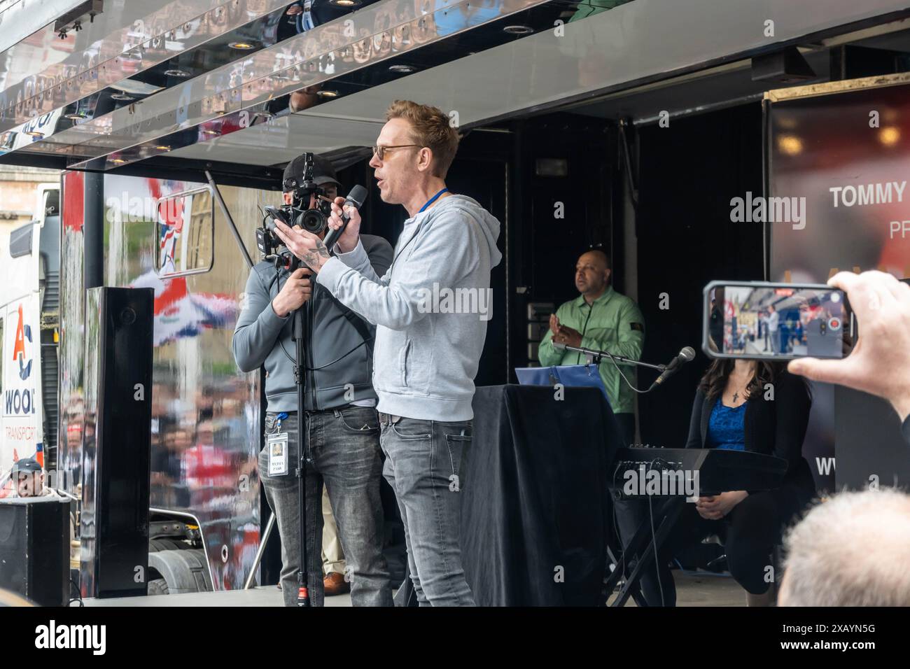 WESTMINSTER INGHILTERRA - 1 giugno 2024: Laurence Fox parla a marzo per l'Inghilterra e contro il raduno di polizia a due livelli Foto Stock