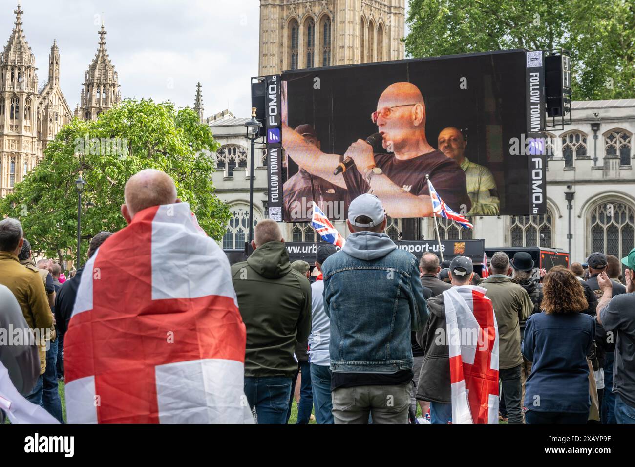WESTMINSTER INGHILTERRA - 1 giugno 2024: Folla in una marcia per l'Inghilterra e contro la manifestazione di polizia a due livelli Foto Stock