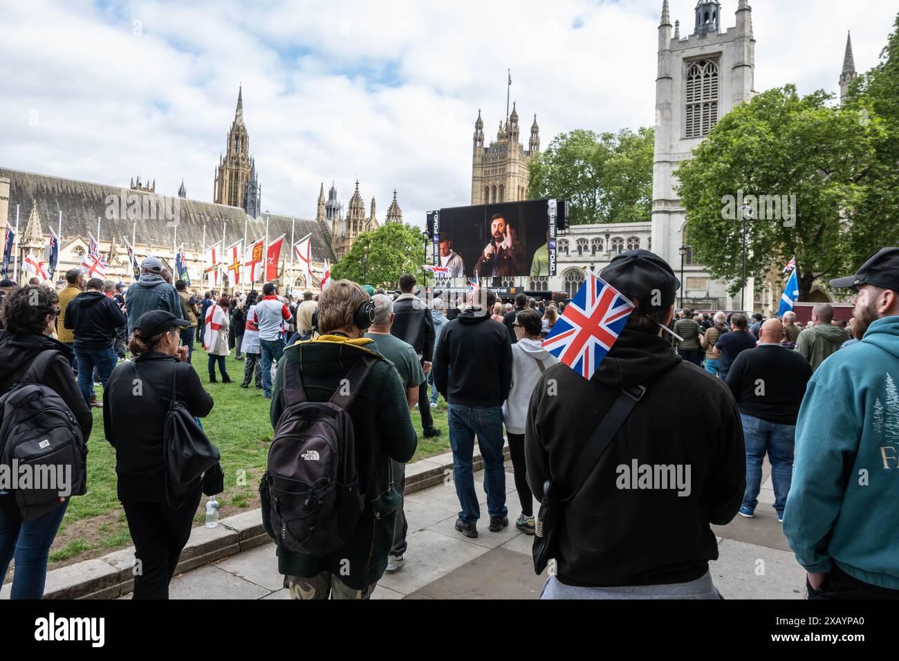 WESTMINSTER INGHILTERRA - 1 giugno 2024: Folla in una marcia per l'Inghilterra e contro la manifestazione di polizia a due livelli Foto Stock
