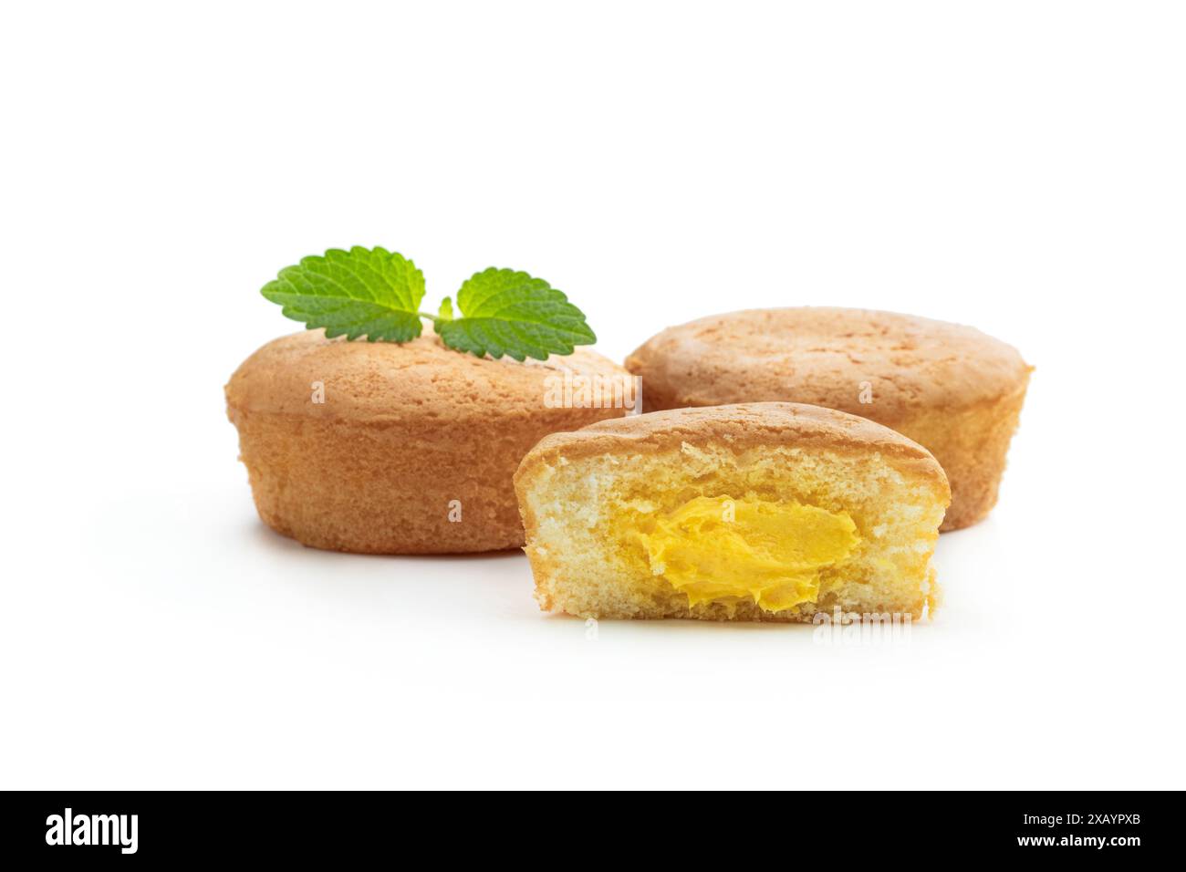 Mini torte ripiene di crema pasticcera isolate su bianco Foto Stock