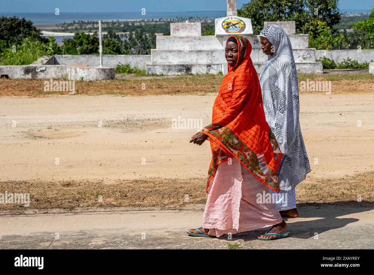 Mozambico, Cabo Delgado, Palma, due donne per le strade di Palma, la città più settentrionale del Mozambico Foto Stock