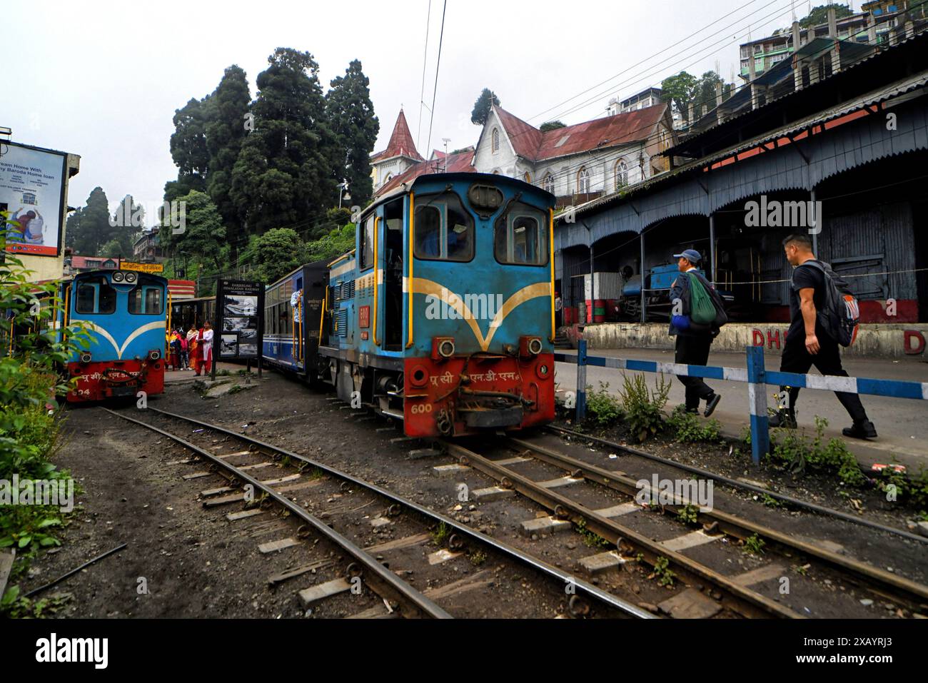 8 giugno 2024, Darjeeling, Bengala Occidentale, India: Un treno giocattolo parte dalla stazione ferroviaria di Darjeeling. La Darjeeling Himalayan Railway, nota anche come "treno giocattolo", è un treno ferroviario a scartamento ridotto costruito tra il 1879 e il 1881. La ferrovia si sposta fino a un livello di altitudine di 2.200 metri (7.218 piedi). Quattro moderne locomotive diesel gestiscono la maggior parte dei servizi di linea; tuttavia i treni turistici giornalieri da Darjeeling a Ghum (la stazione ferroviaria più alta dell'India) sono gestiti dalle locomotive a vapore vintage di costruzione britannica classe B. Il DHR è stato dichiarato patrimonio dell'umanità dall'UNESCO nel 1999. (C Foto Stock