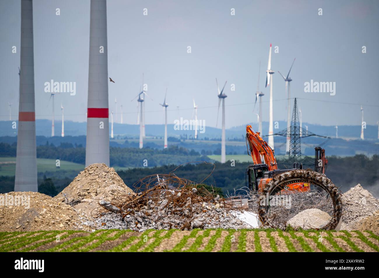 Parco eolico a nord di Marsberg, la vecchia turbina eolica viene demolita, crea spazio per nuove e più potenti turbine eoliche, rimotorizzazione, Hochsauerlandkreis, NRW, Foto Stock
