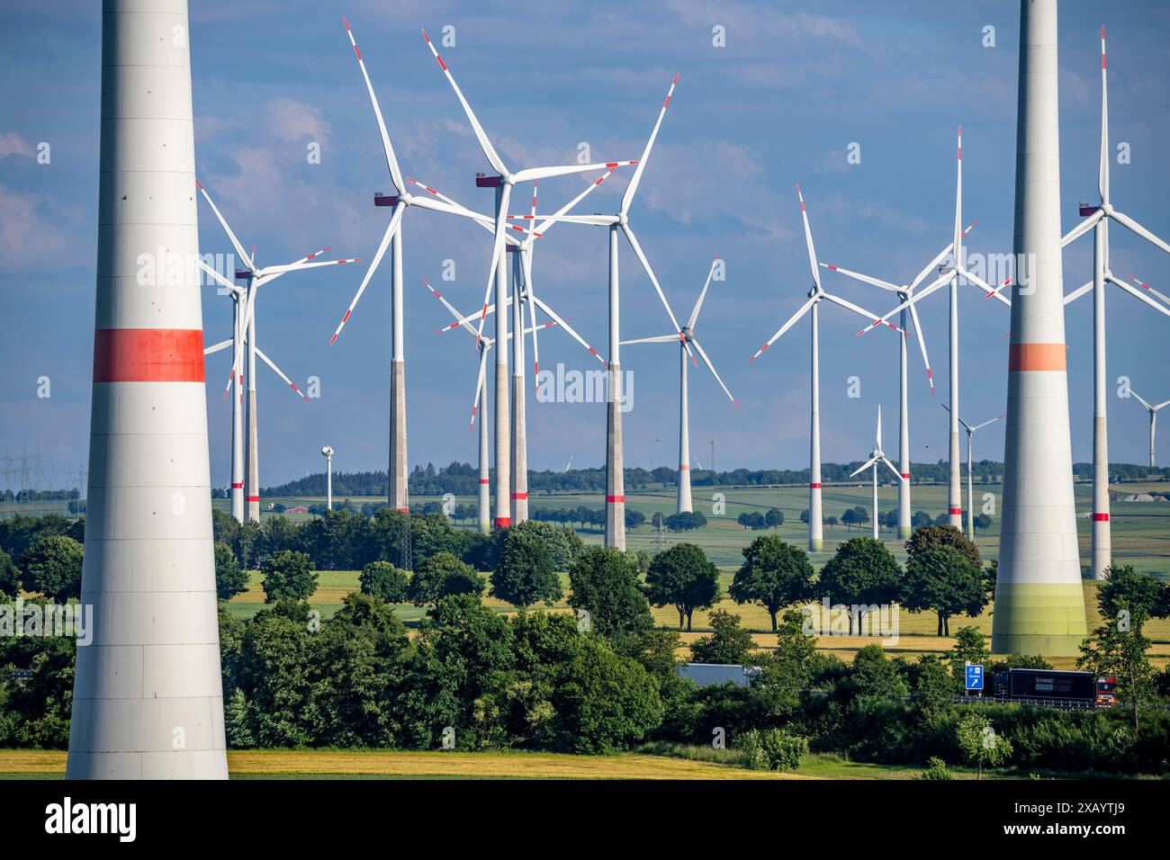 Parco eolico a nord-est di Bad Wünnenberg, Ostwestfalen Lippe, distretto di Paderborn, con l'autostrada A44 che attraversa il mezzo, campo di grano, NRW, Germ Foto Stock