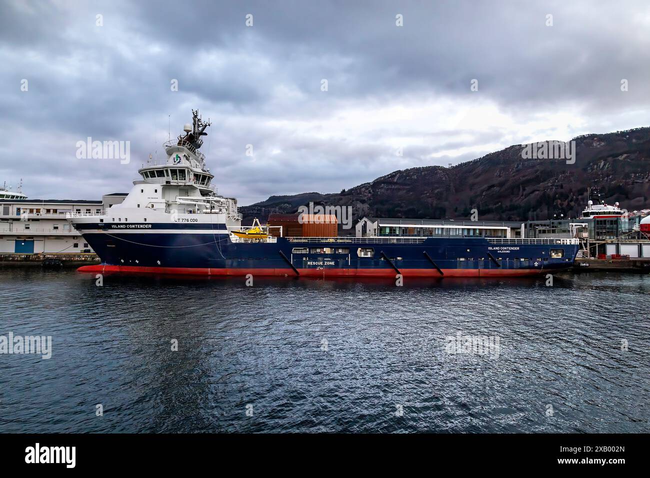 Nave di rifornimento offshore della piattaforma PSV Island Contender presso la banchina Skoltegrunnskaien, nel porto di Bergen, Norvegia. Foto Stock