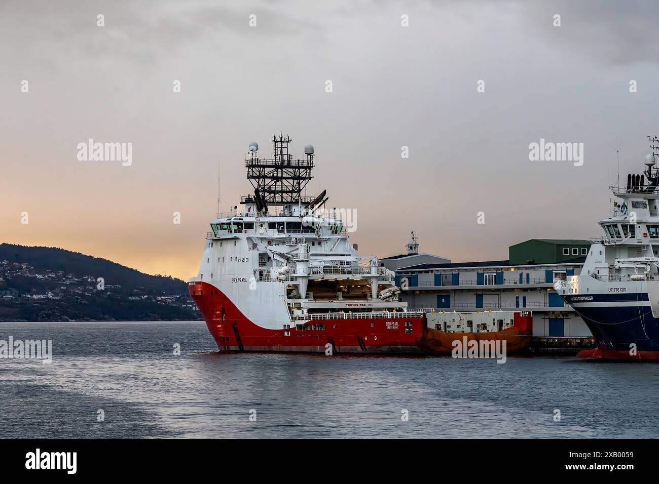 Offshore AHTS Anchor Handling Torg Supporting Vessel Siem Pearl, ormeggiato al terminal Skoltegernskaien nel porto di Bergen, Norvegia. Foto Stock