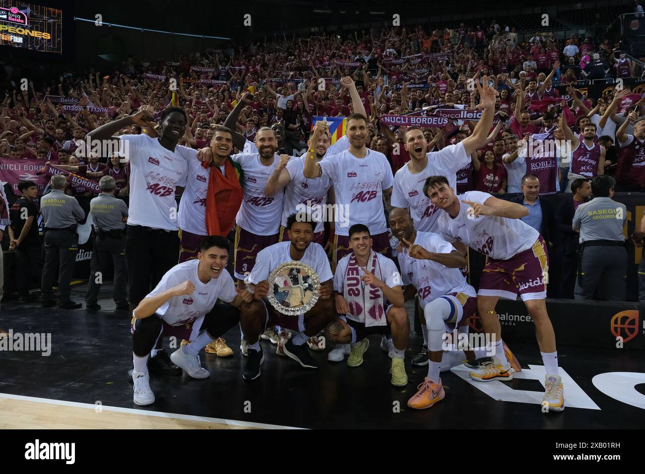 I giocatori del forca Lleida celebrano la vittoria durante la finale del LEB Oro 2024 tra il Movistar Estudiantes e il forca Lleida alla MadridArena il 9 giugno 2024 Foto Stock