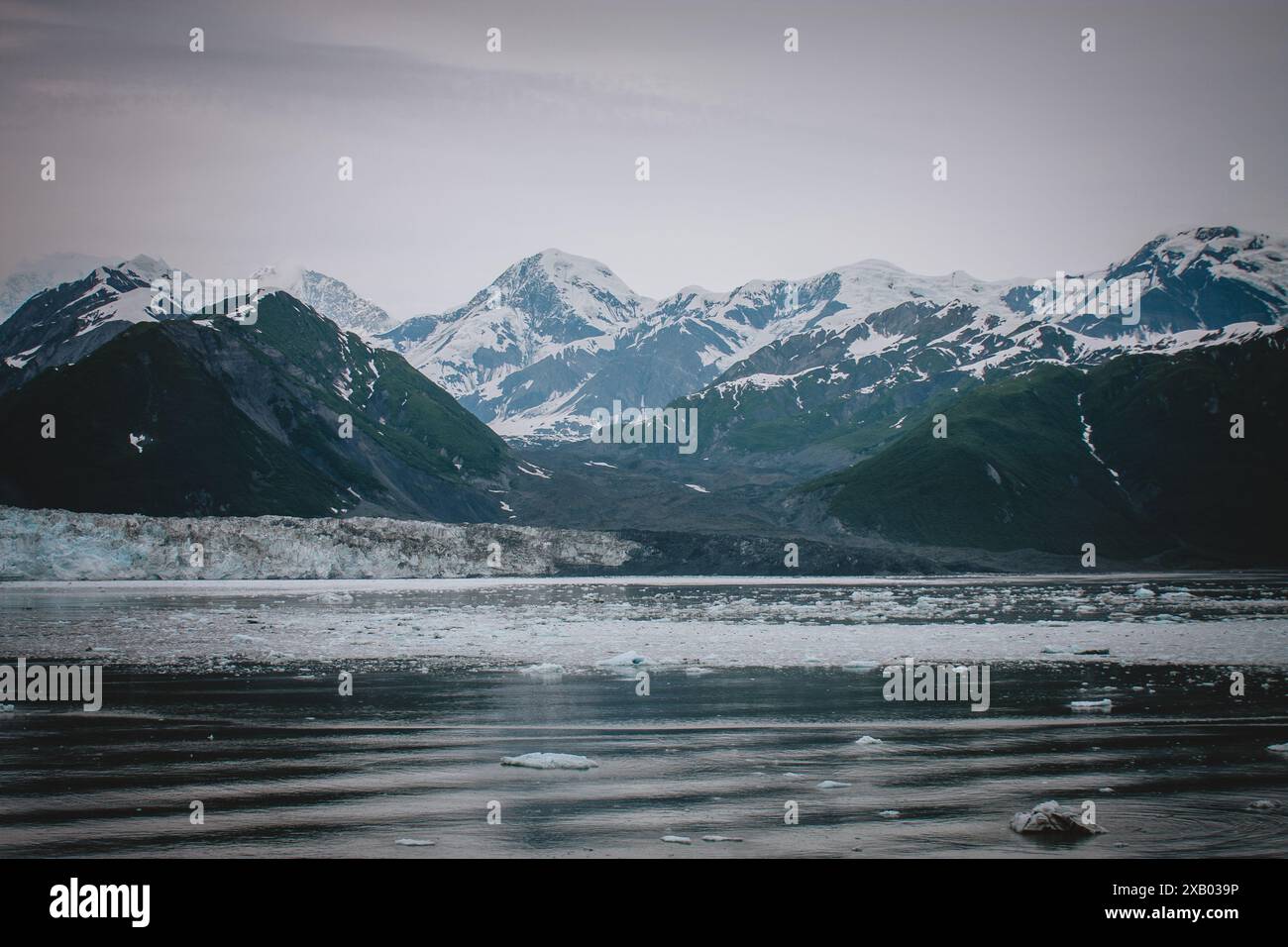 Scopri la maestosa bellezza dei ghiacciai e delle aspre montagne dell'Alaska, catturati con dettagli mozzafiato. Perfetto per documentari sulla natura, Travel b Foto Stock