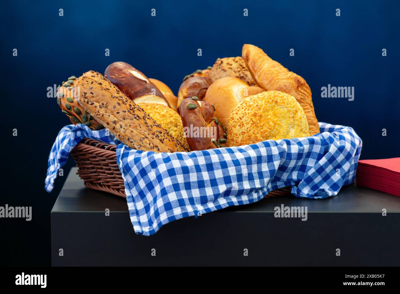 Cestello con diversi tipi di pane Foto Stock